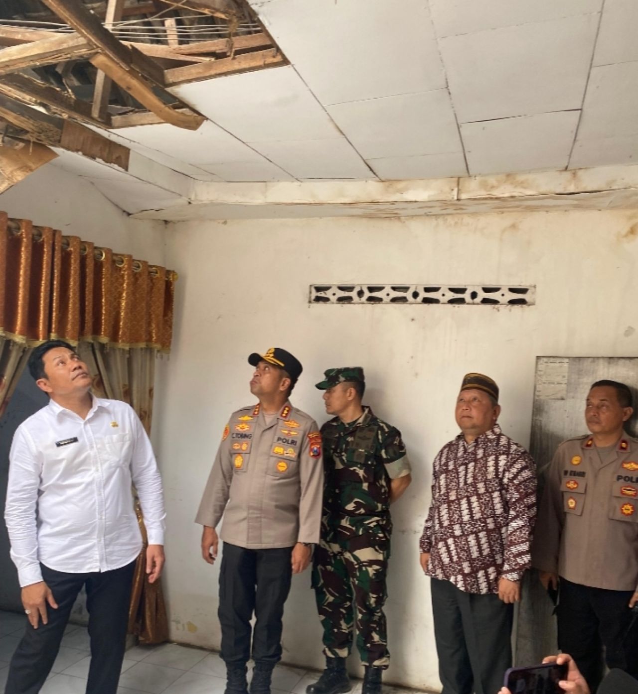 Moh. Nizar saat mendampingi Forkopimda Sidoarjo sidak di rumah Ibu Kusmiati