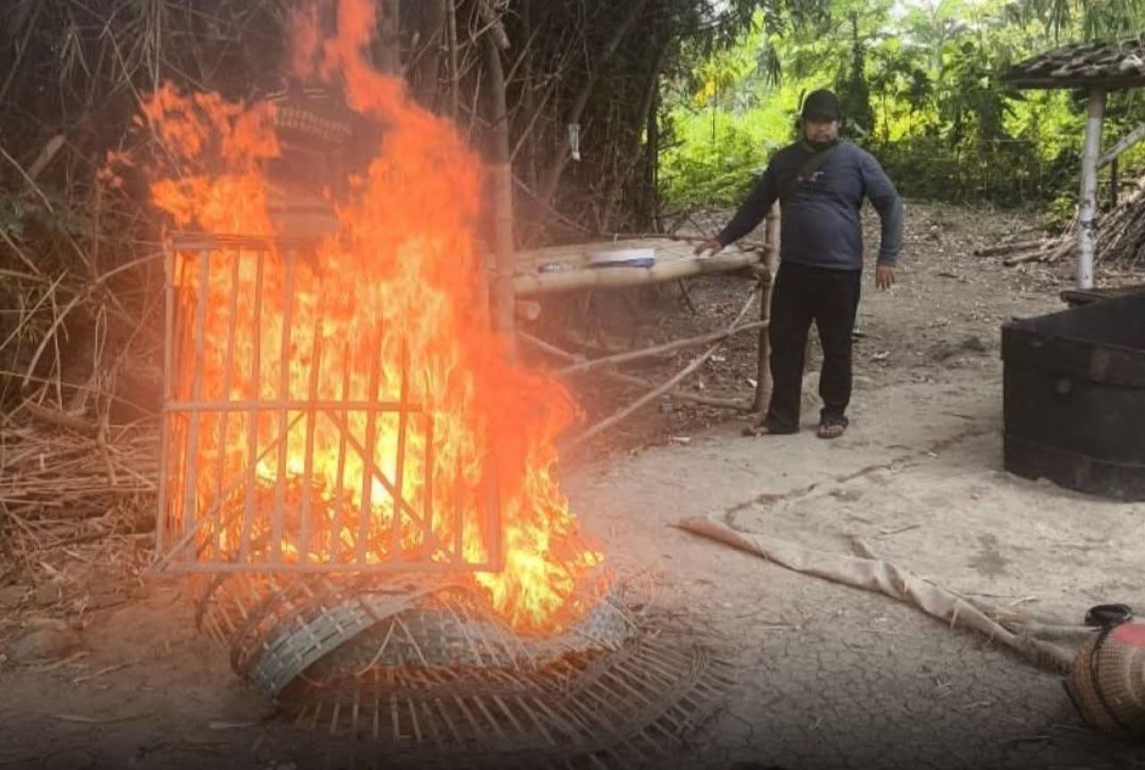 Petugas Polsek Wringinanom membakar sangkar ayam