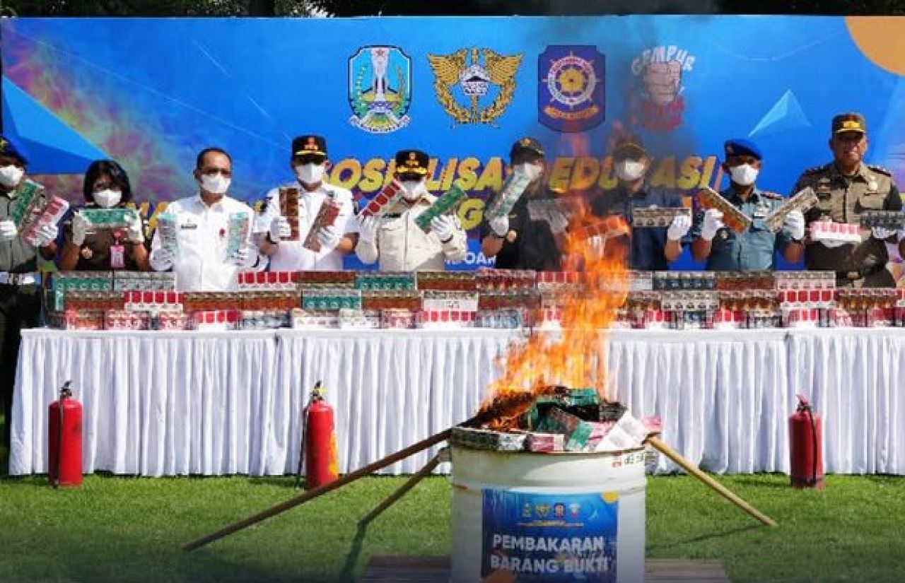 Pemusnahan jutaan batang rokok ilegal