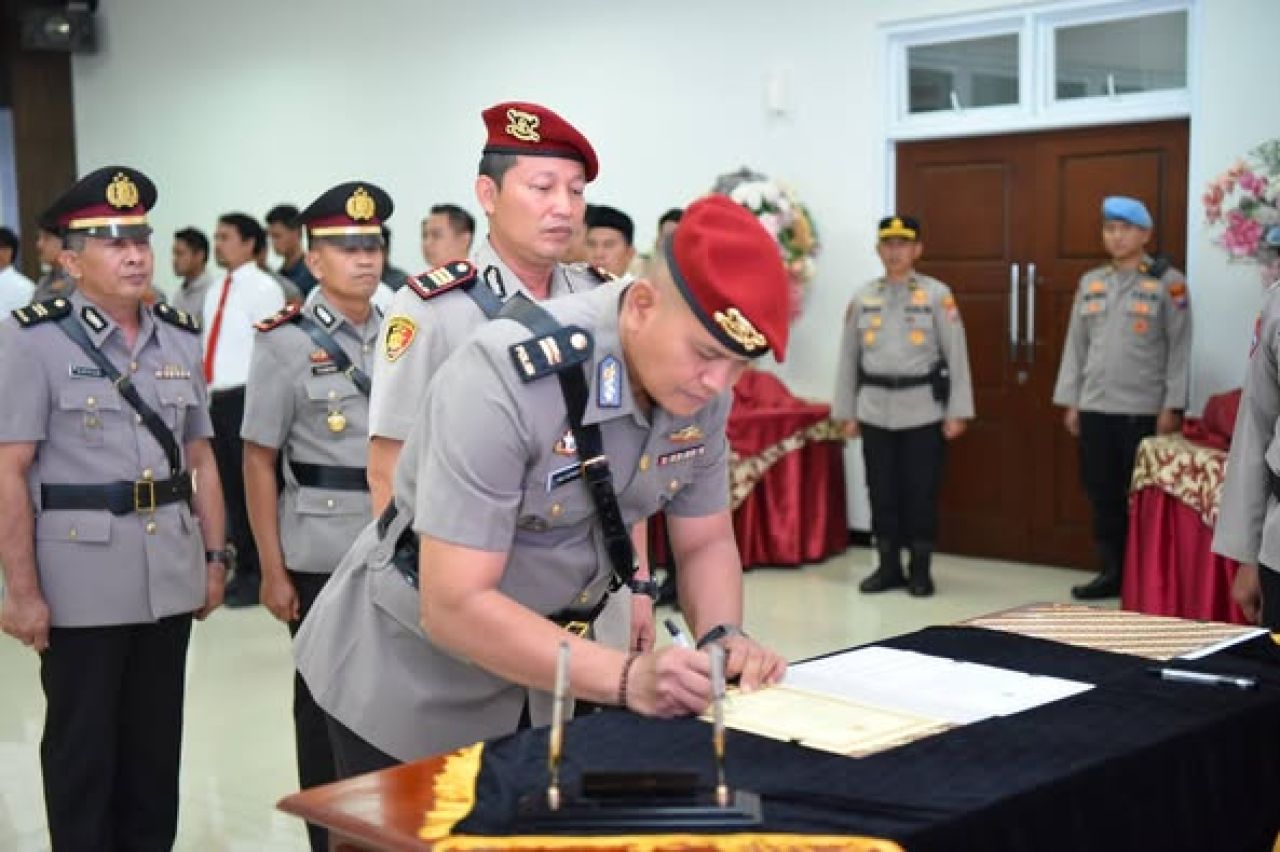 Iptu Joko Suprianto menandatangani berkas acara sertijab
