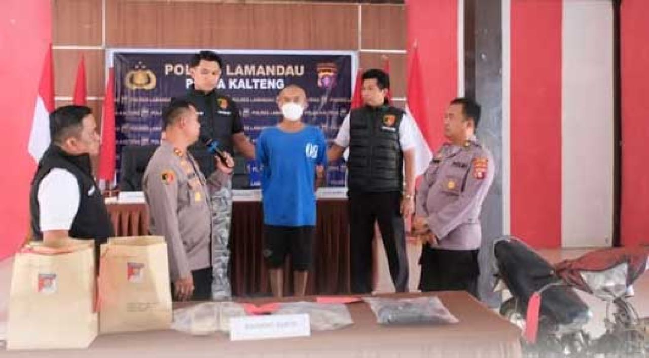 Pelaku SA saat dihadirkan di konferensi pers