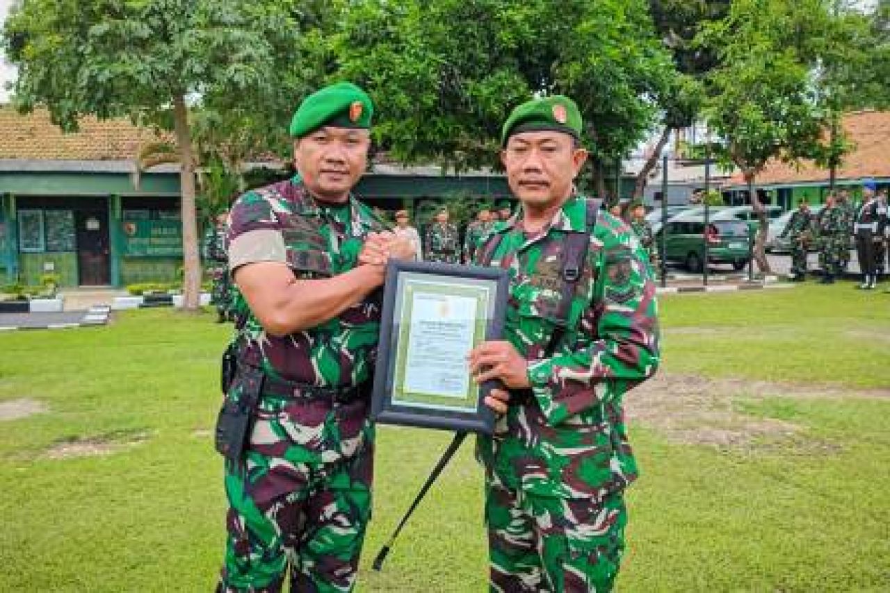 Dandim Gresik menyerahkan penghargaan ke Serka Muhadi