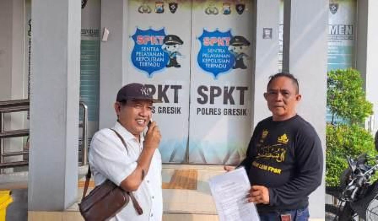 Qosim didampingi Aris Gunawan sebelum masuk ke ruang SPKT Polres Gresik