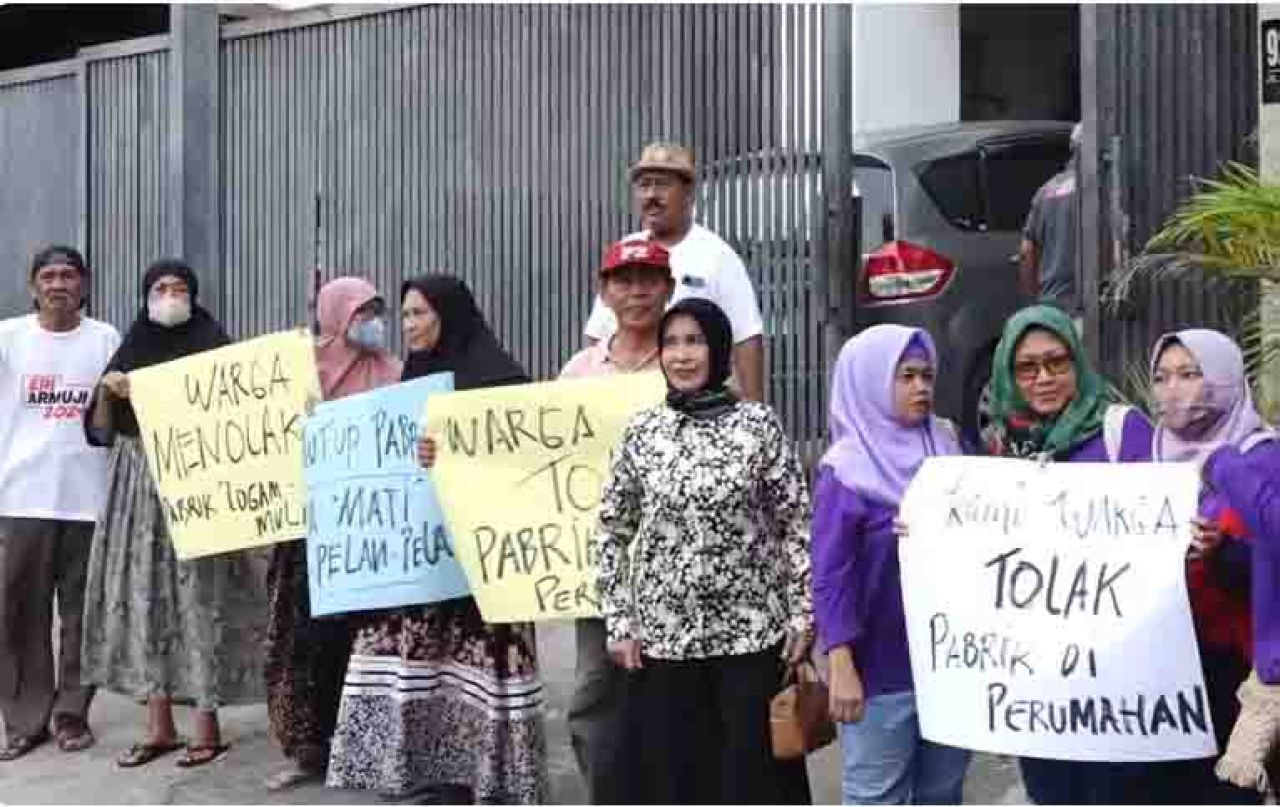 Warga demo di depan PT Sukajadi Logam
