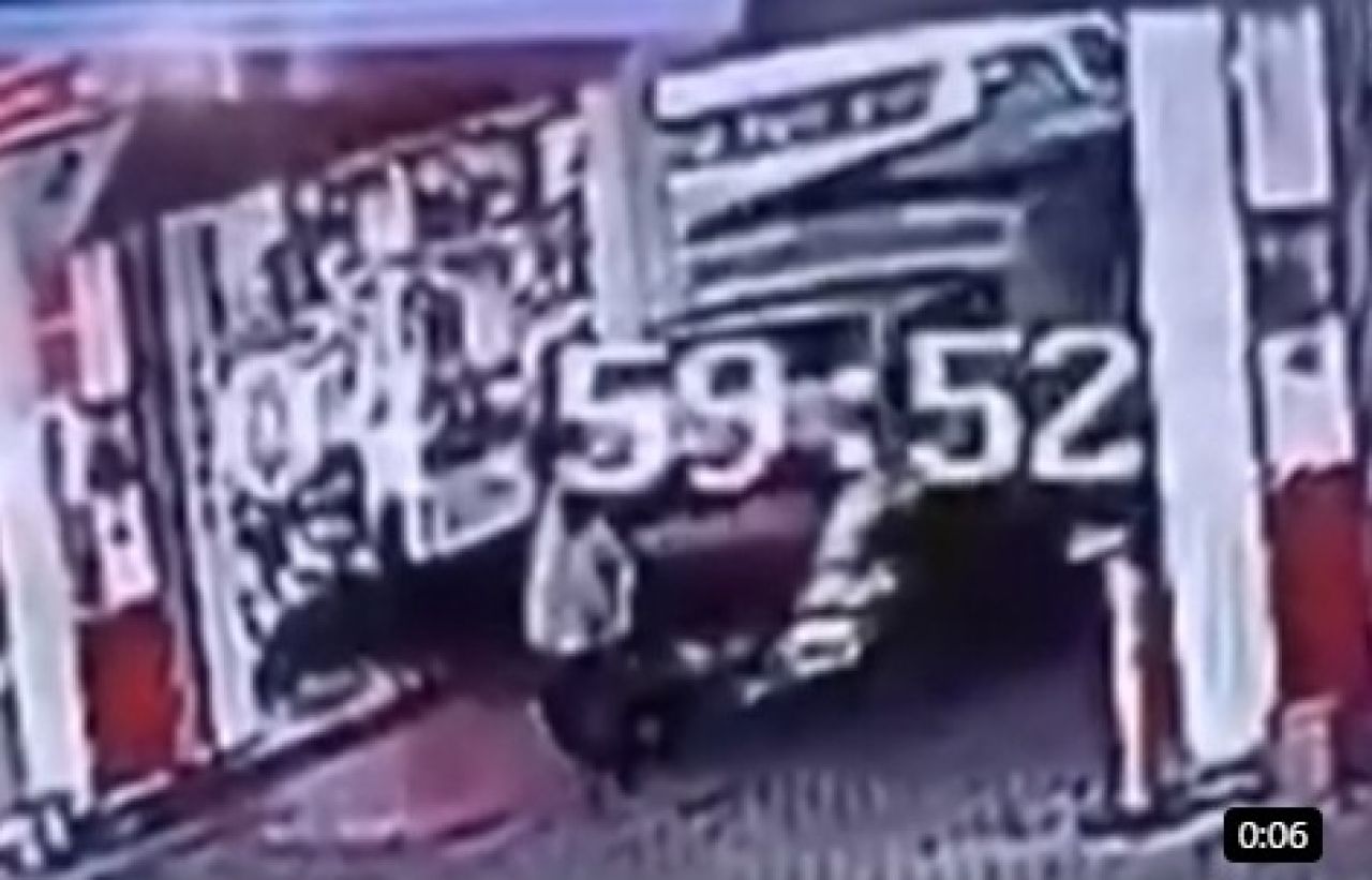 Tangkapan layar saat Sri Mulyani ditabrak truk di SPBU Bambe