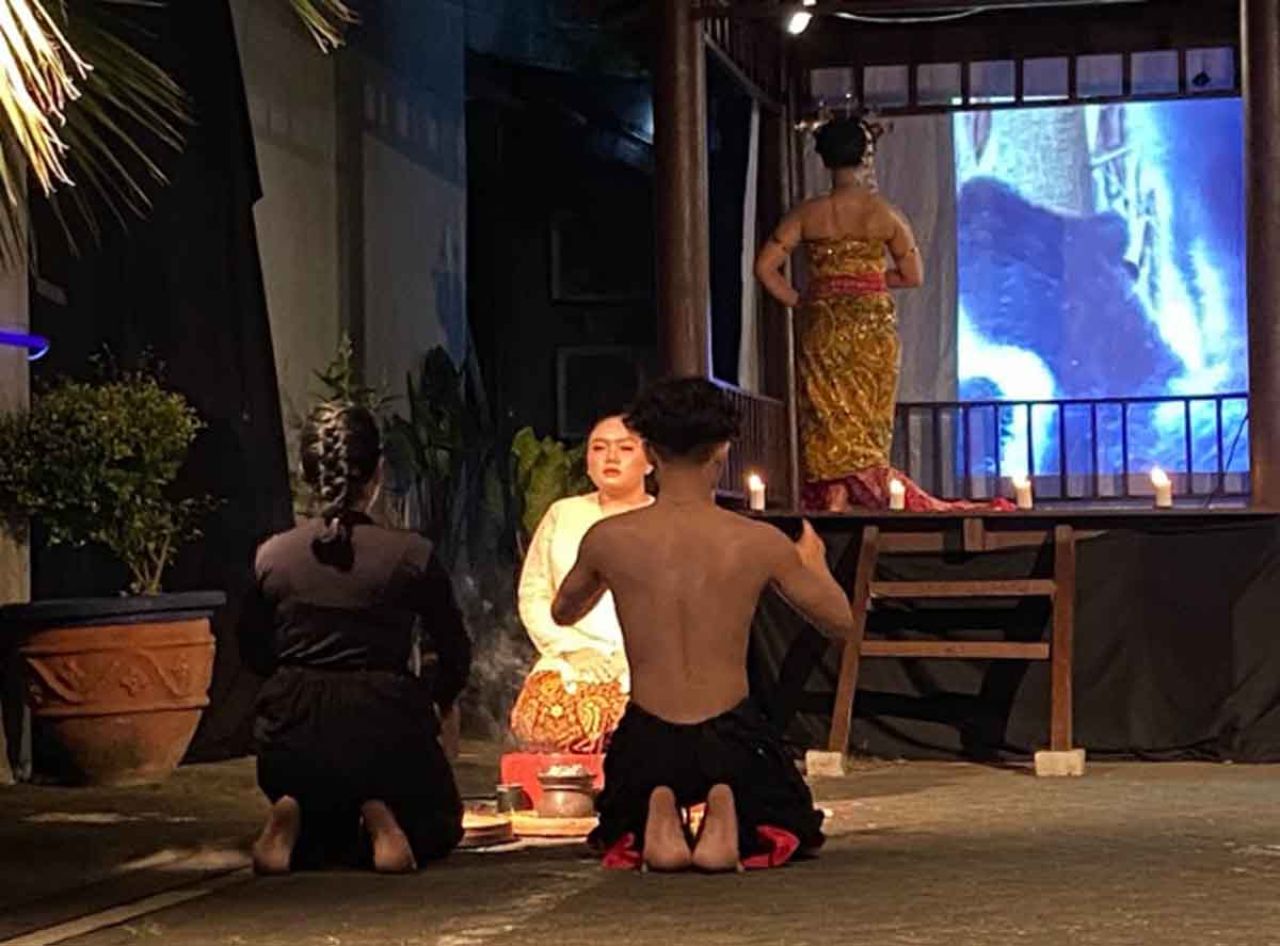 Salah satu adegan pentas tunggal Teater Geo