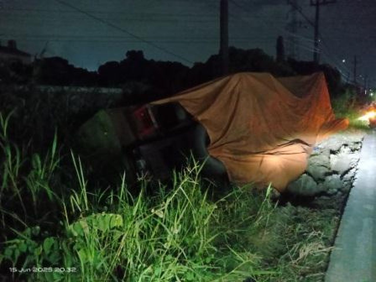 Truk terguling di Jalan Raya Desa Sumput