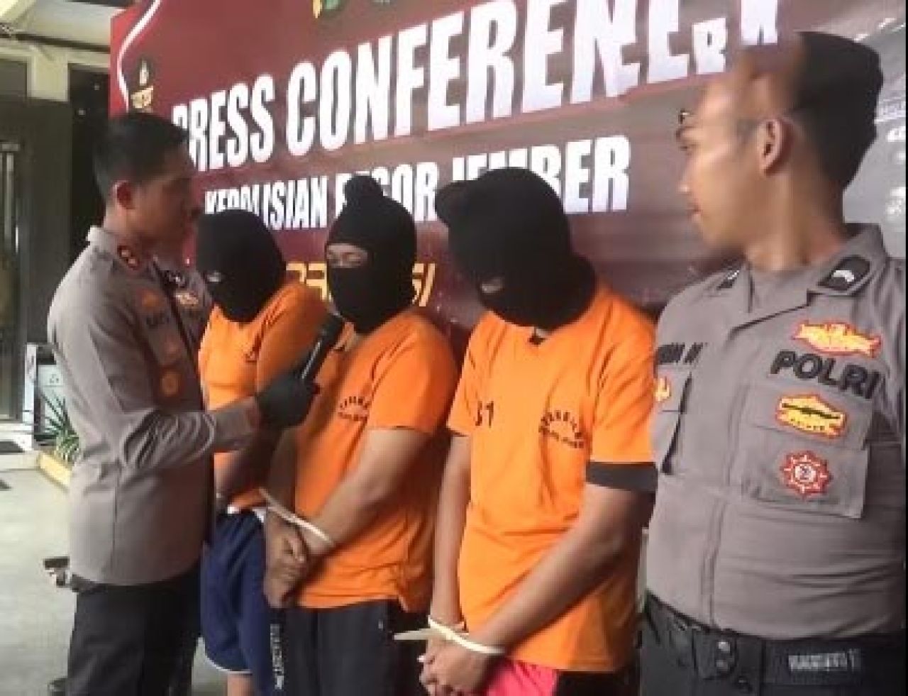 3 pelaku penyalahgunaan solar subsidi ditanya oleh Kapolres Jember