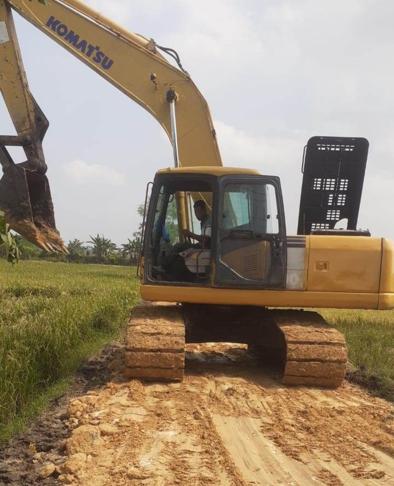 Excavator untuk galian c di Desa Ngasin