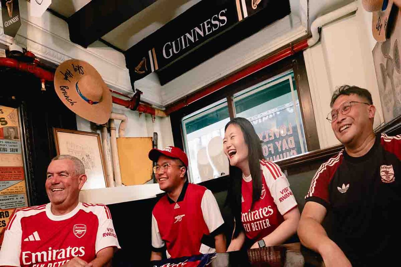Fans Arsenal di Singapura saat perayaan pengumuman Guinness sebagai Partner resmi Arsenal