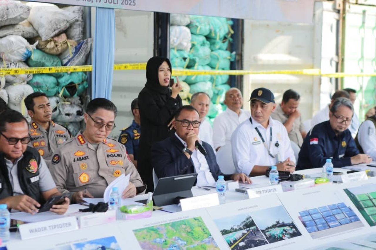 Brigjen Pol Nunung Syaifuddin dan beberapa pihak saat konpers