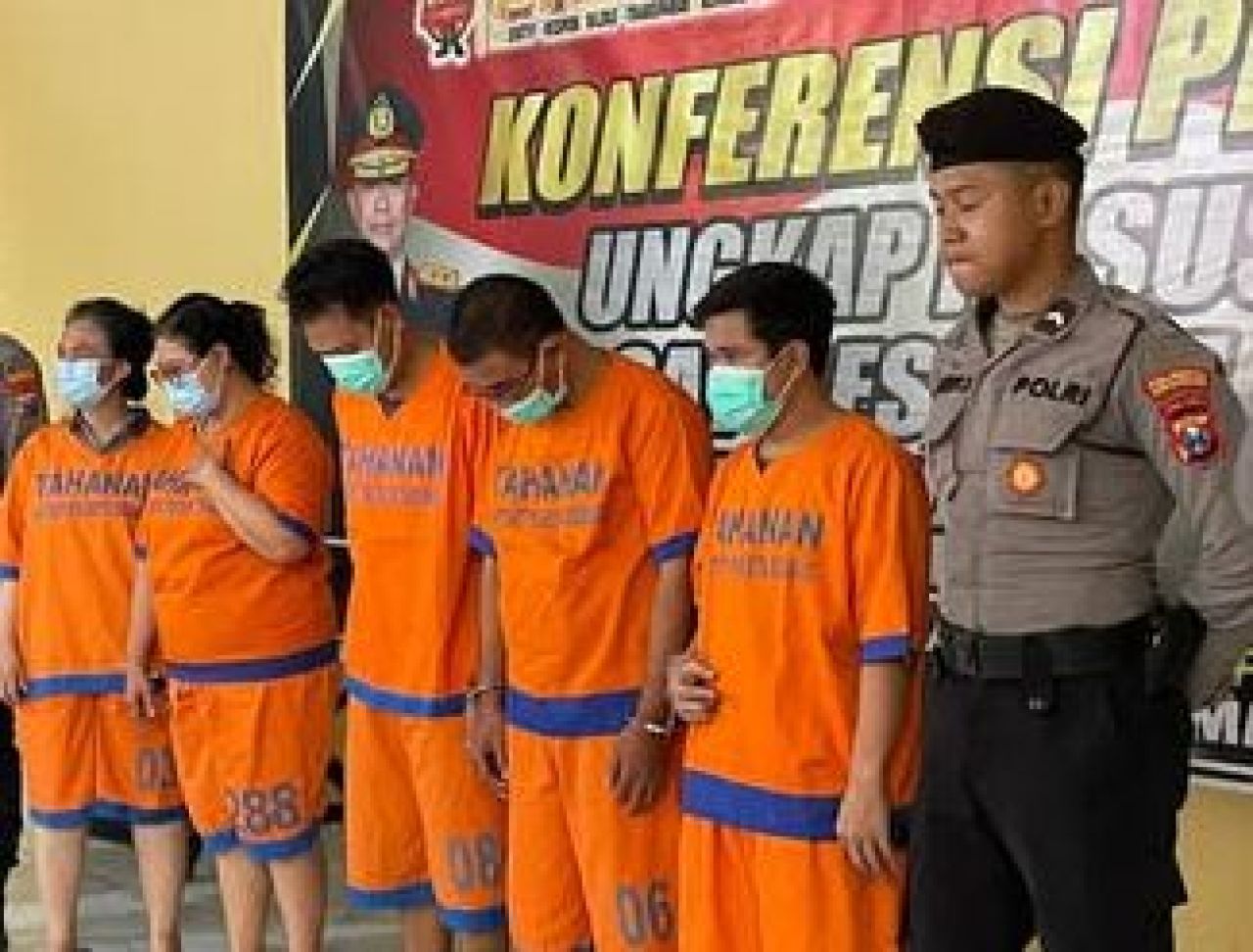 Erlin Aisah dan pelaku saat di Polresta Sidoarjo