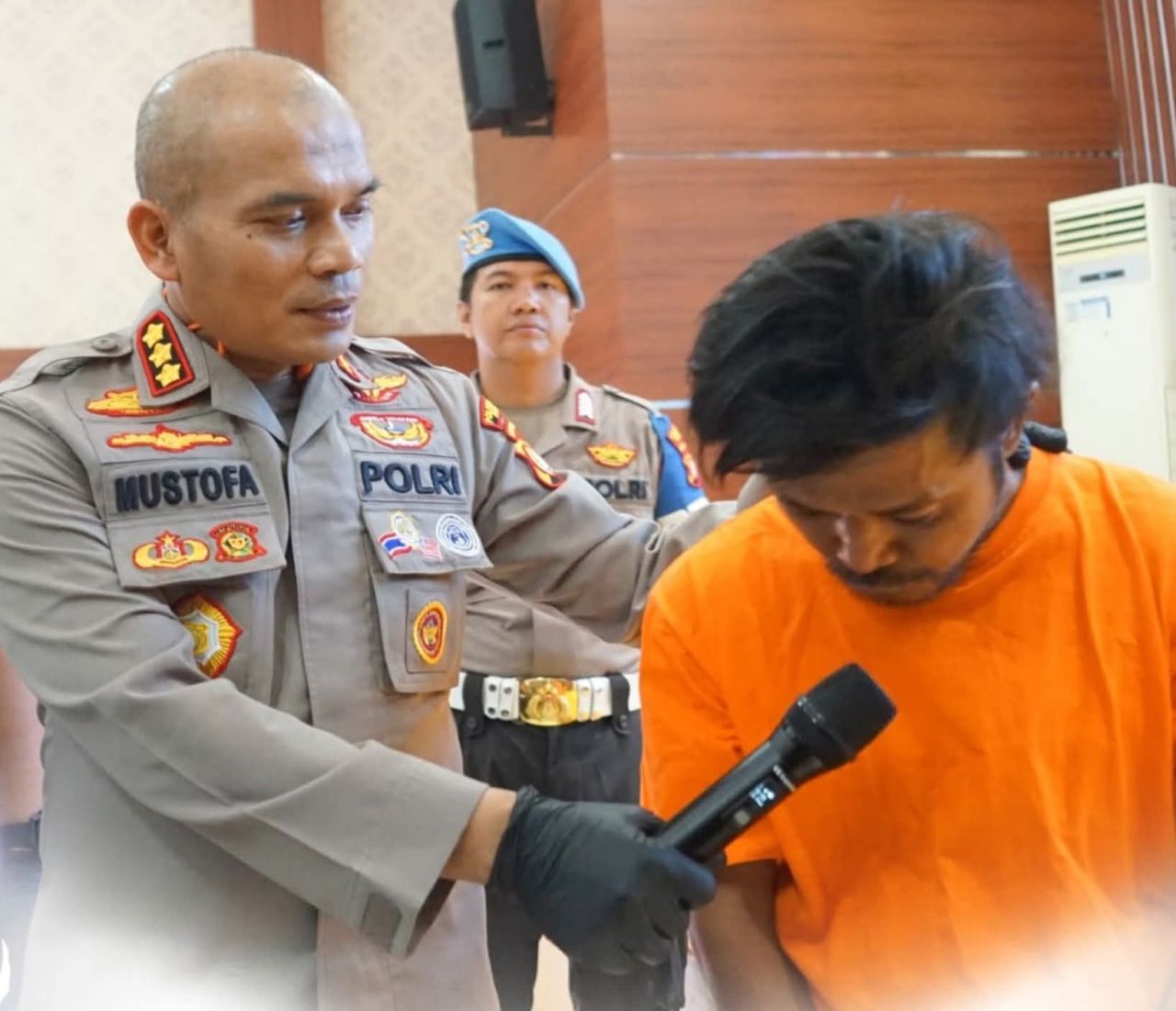 Kombes Pol. Mustofa saat interogasi pelaku