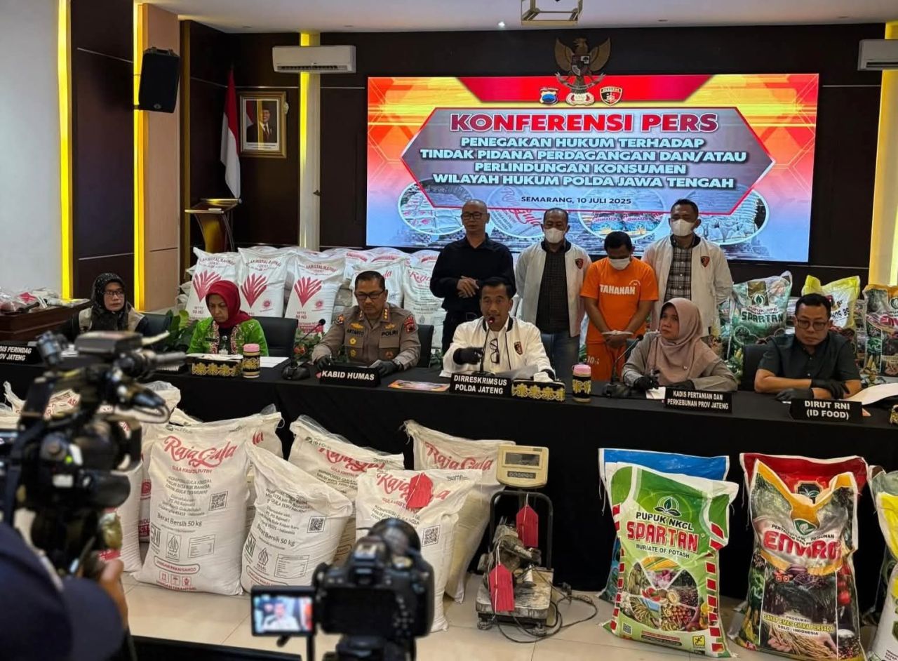 Konferensi pers kasus pupuk CV Sayap Emas Citra Persada