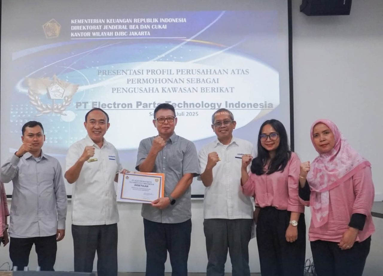 Penyerahan sertifikat izin berikat oleh petugas Bea Cukai