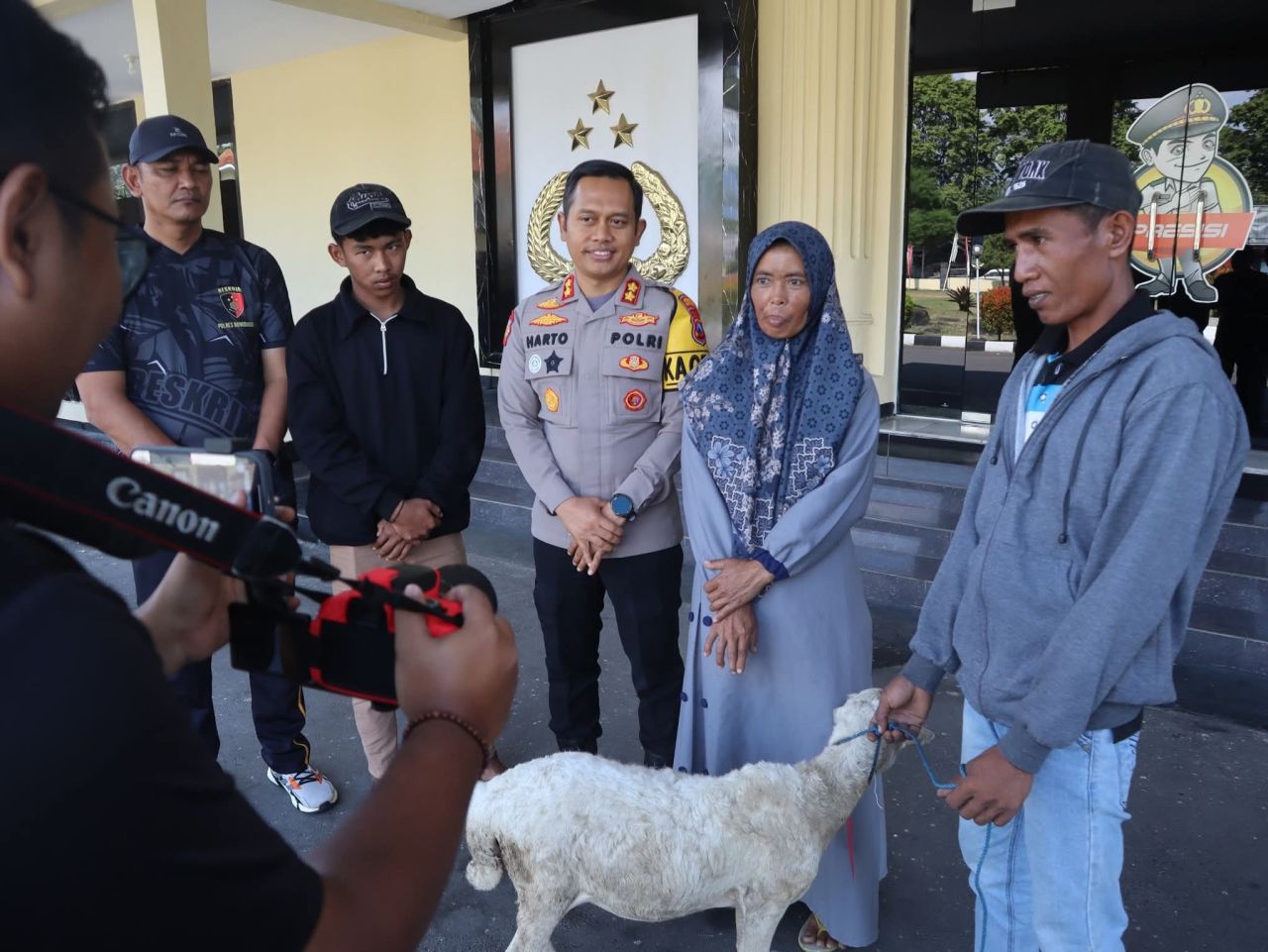 Kambing yang diserahkan ke pemiliknya