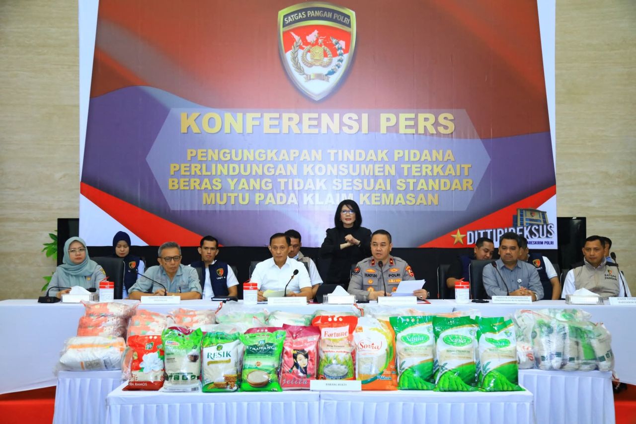 Konferensi pers terkait pengungkapan kasus penjualan beras bermerek