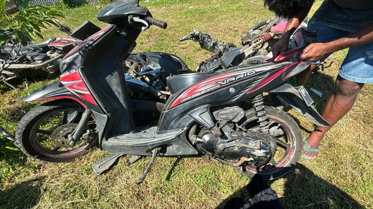 11 unit sepeda motor berbagai jenis dan merek yang berada di halaman rumah tempat pelaku