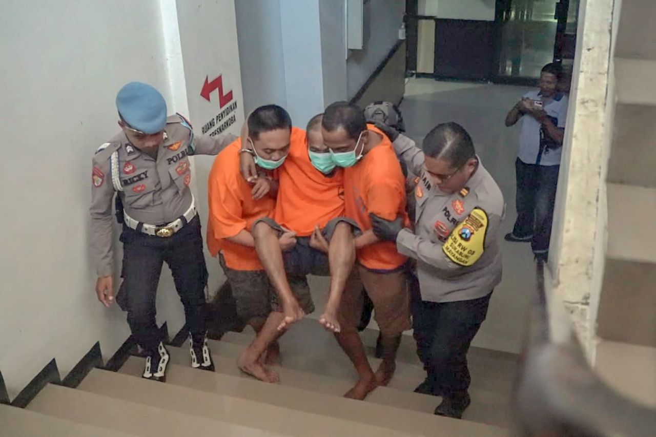 Pelaku yang menyatroni rumah warga