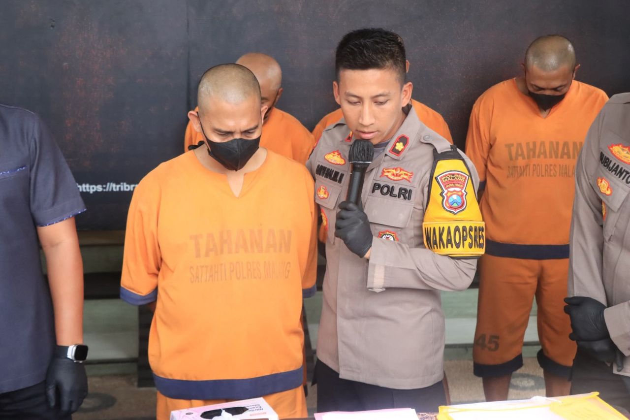 Salah satu pelaku bersama Wakapolres Malang