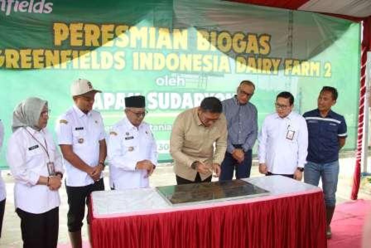 Momen penandatanganan plakat peresmian fasilitas reaktor biogas
