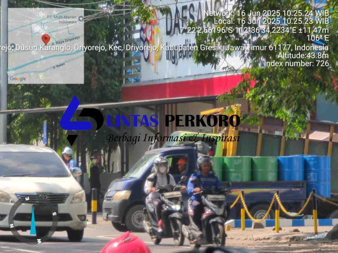 Mobil pick up pengangkut drum bekas kimia keluar dari pabrik