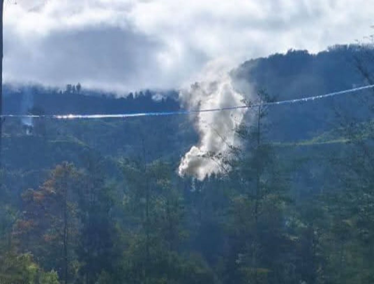 Asap membumbung dari rumah yang dibakar