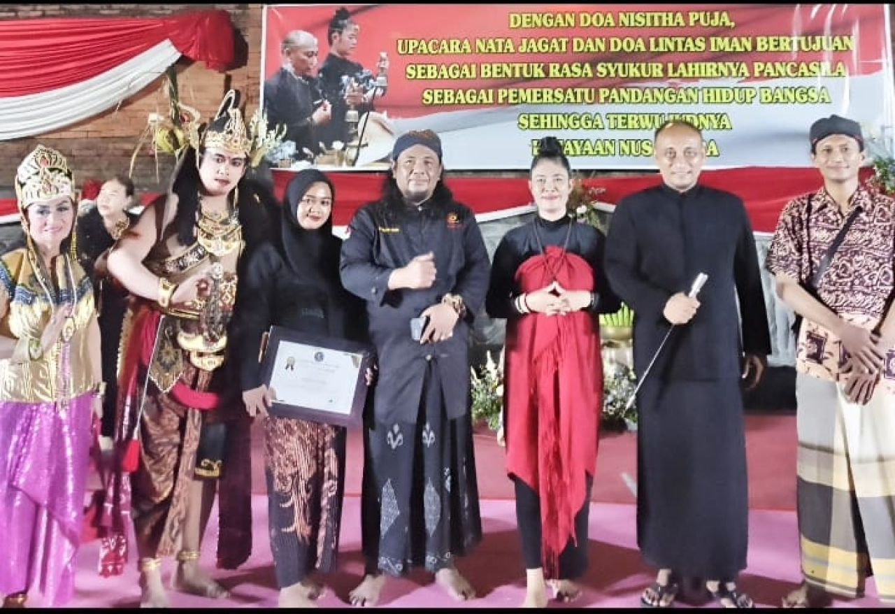 Romo Kadek bersama tokoh lintas agama dan budayawan