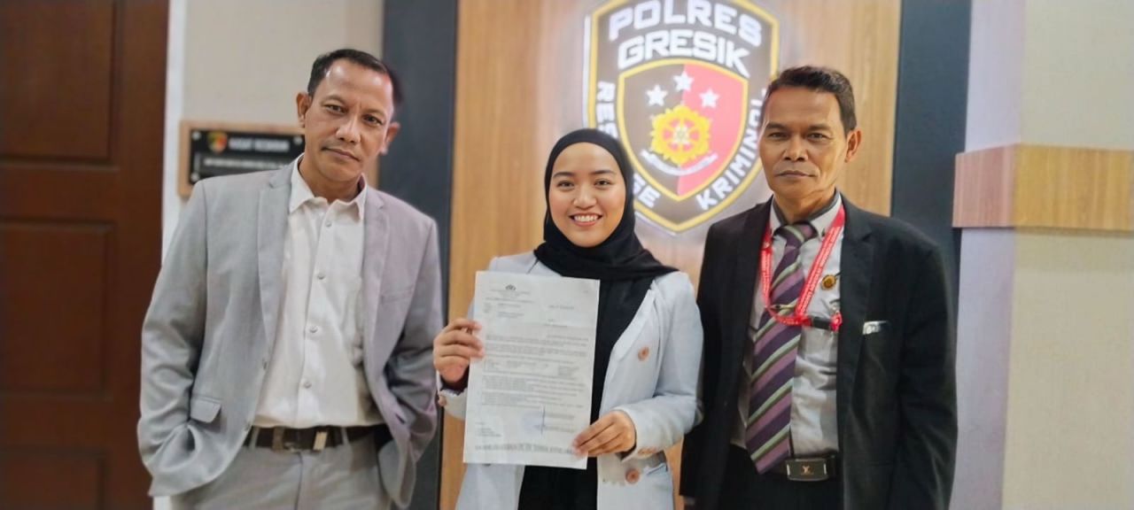 Rifkah Romizah (tengah) bersama rekannya sesama advokat