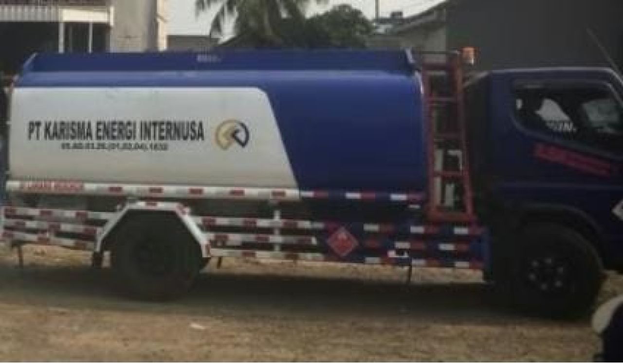 Truk tangki PT Karisma Energi Internusa