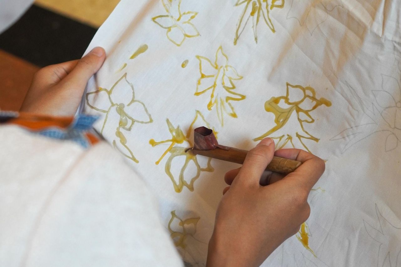 Membatik dengan canting