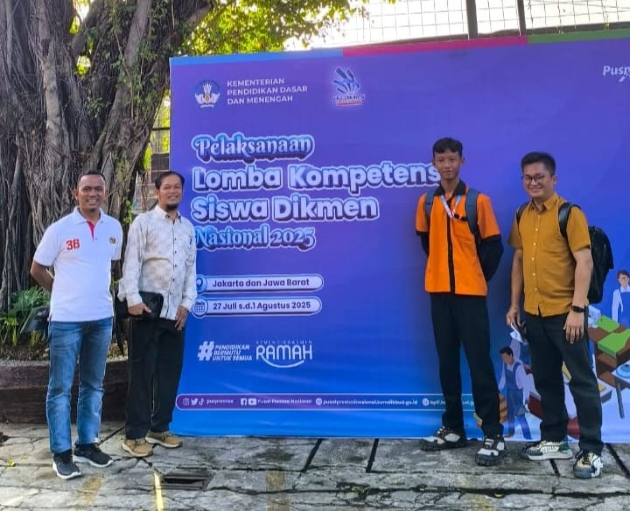 Staf guru dan siswa SMKN 1 Pangkalan Kerinci