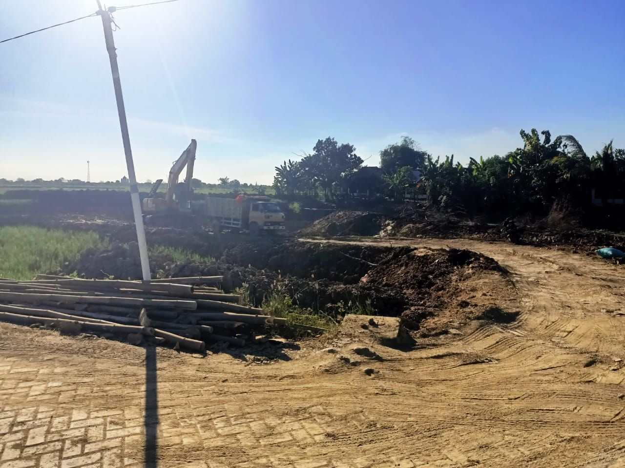 Galian tanah di waduk Desa Punduttrate