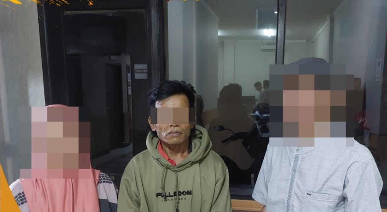 Pelaku pelecehan di angkot (tengah)