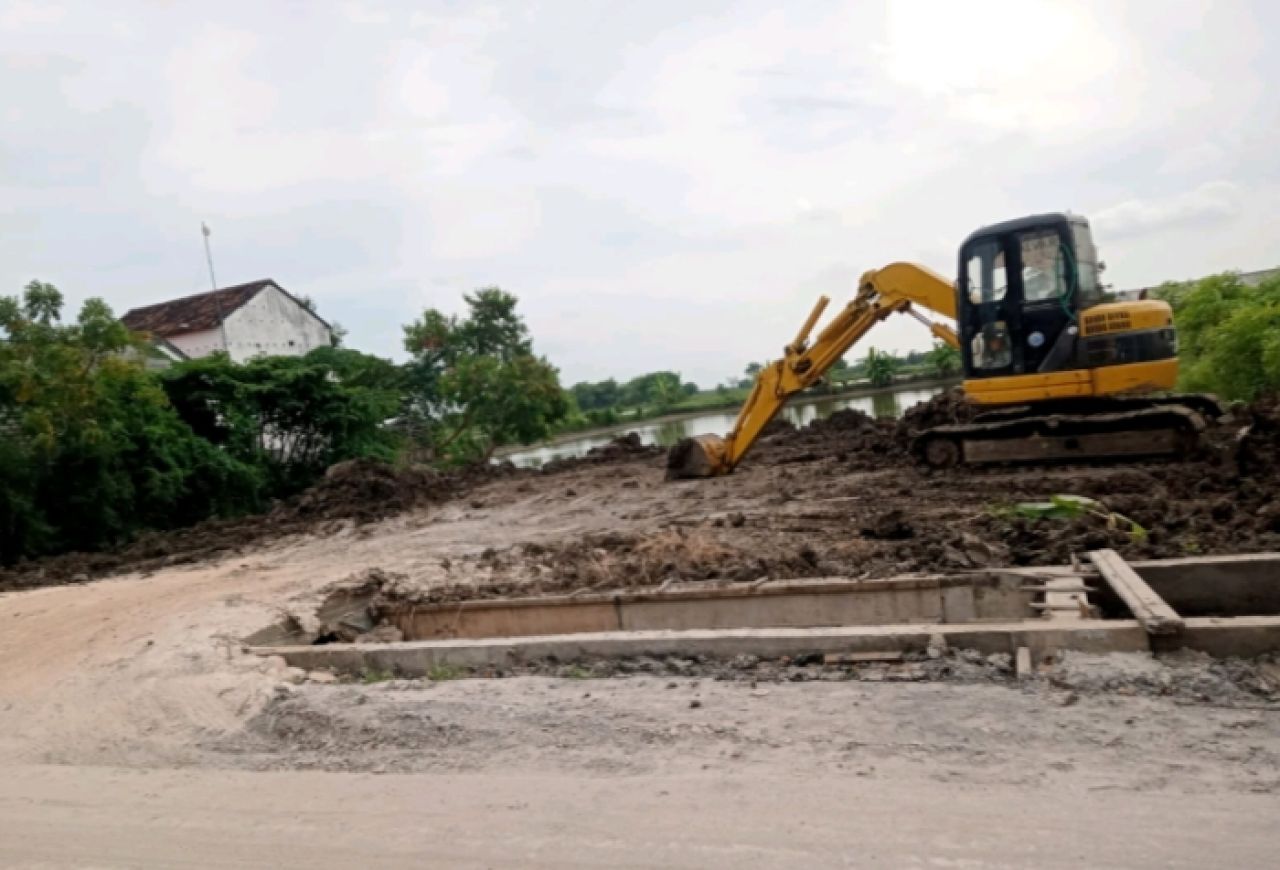 Alat berat untuk proyek urugan di Desa Semampir