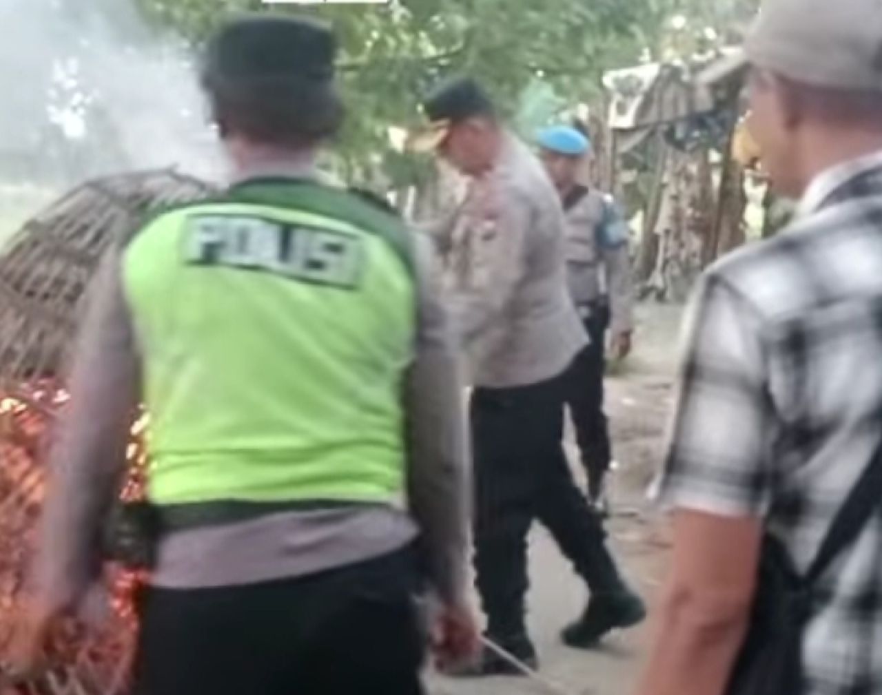 Kapolsek Ngoro dan jajaran bongkar arena sabung ayam