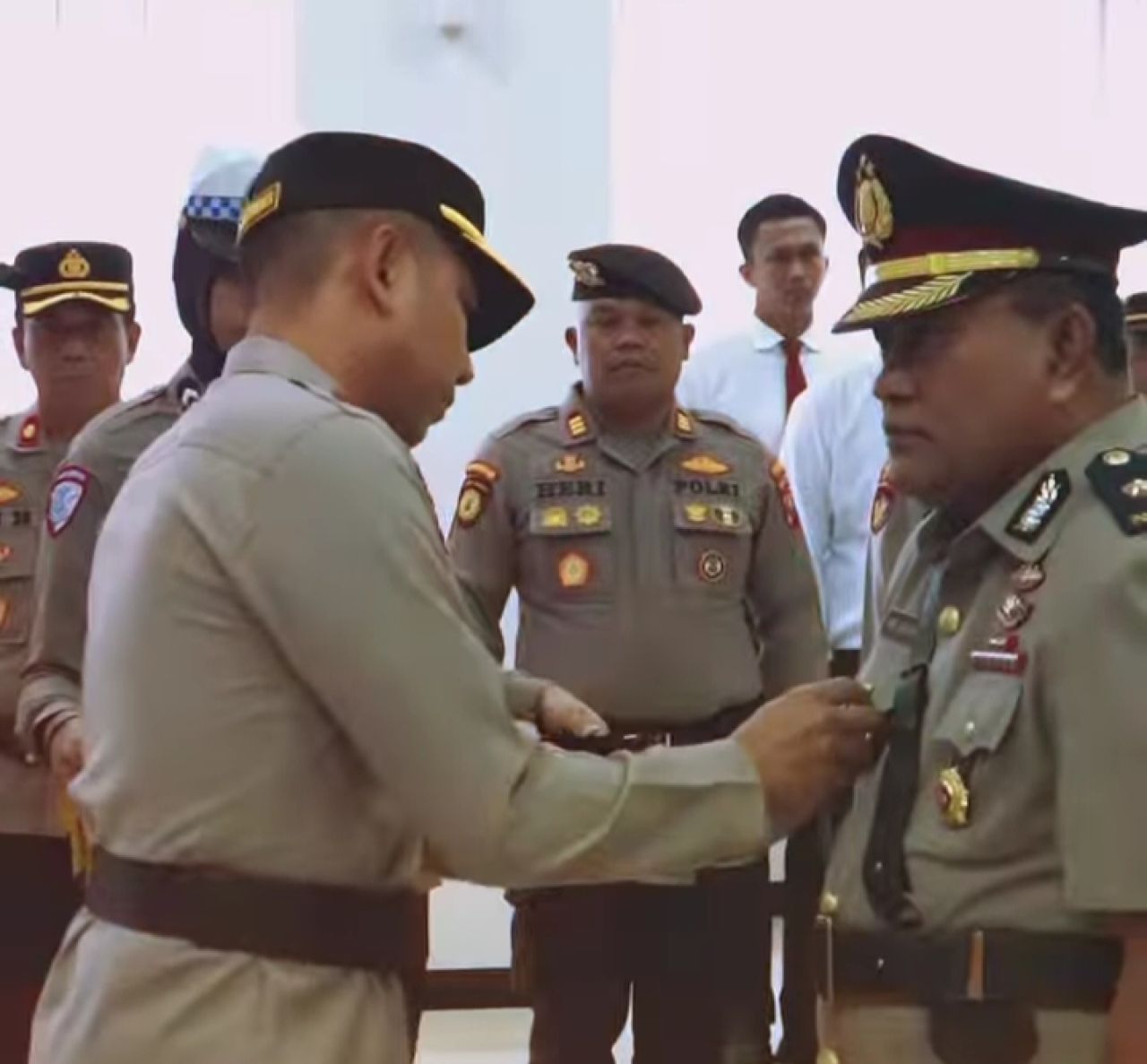Sertijab di Polres Gresik, Waka Polres menyematkan pin