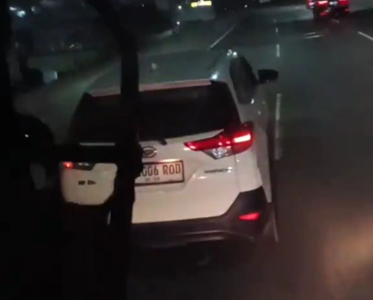 Mobil yang menghalangi truk pengangkut bahan peledak