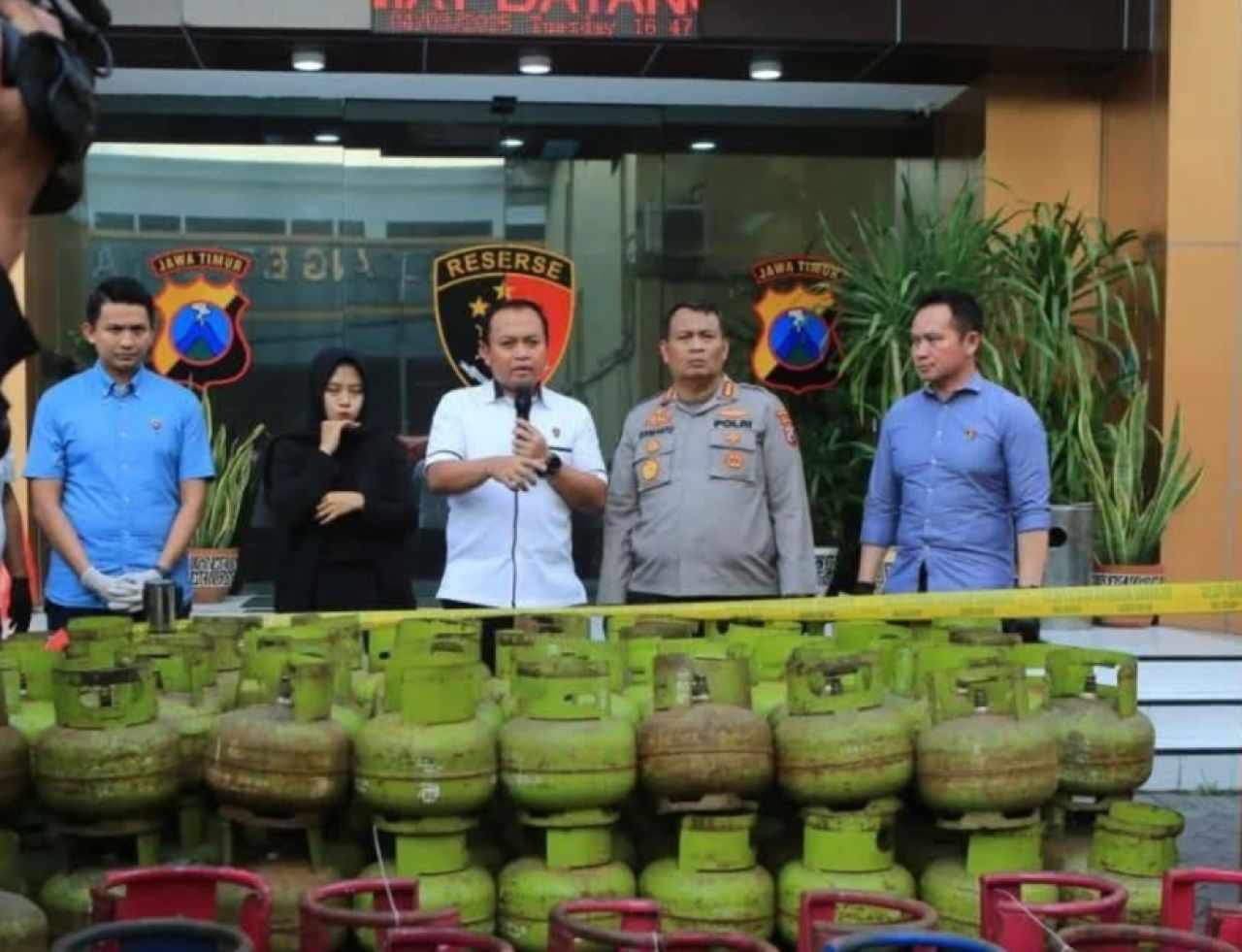 Barang bukti LPG oplosan saat konpers di Polda Jatim