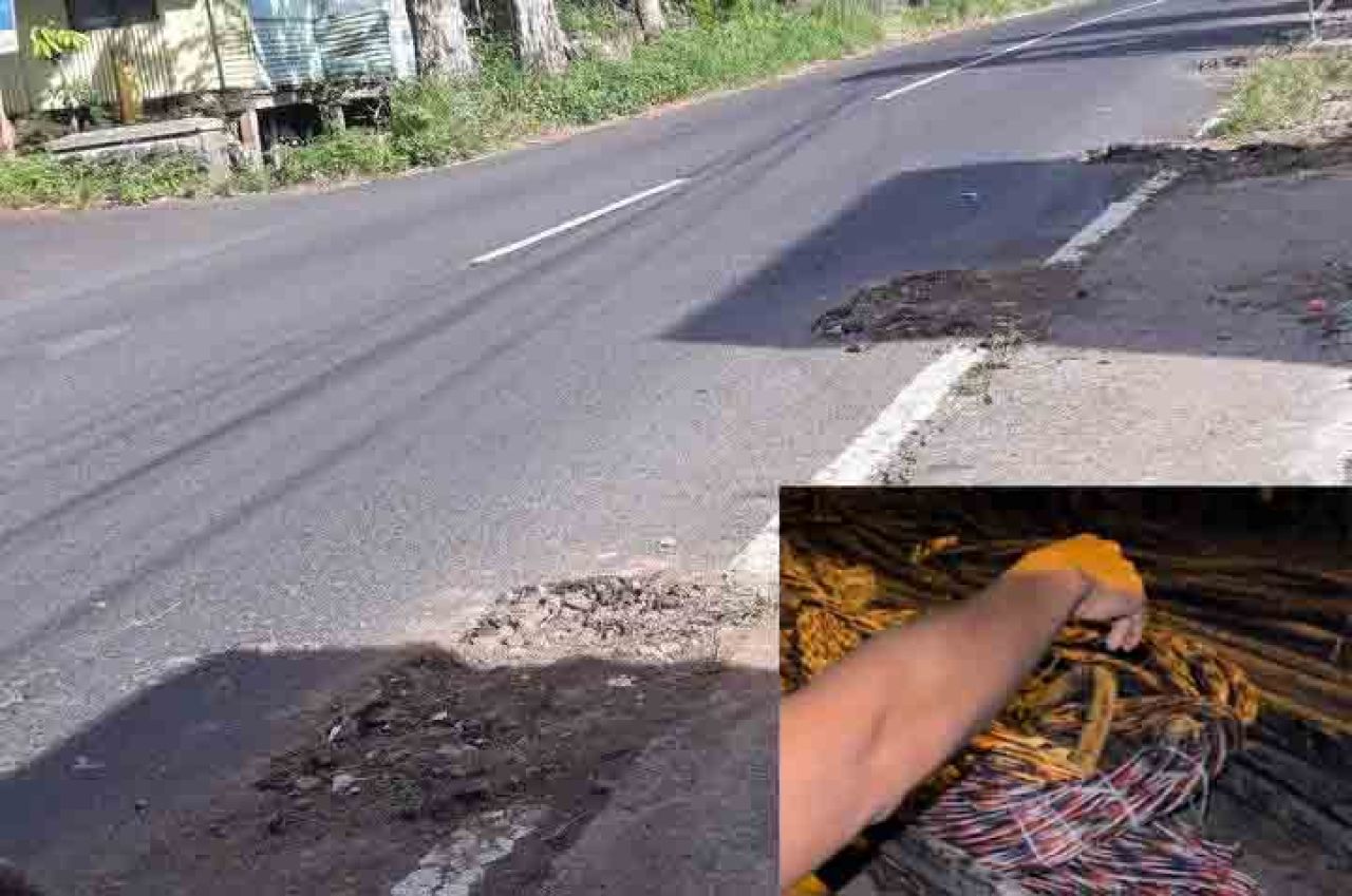 Bekas galian yang telah diambil kabelnya di Mojokerto. Inzet : kabel telkom