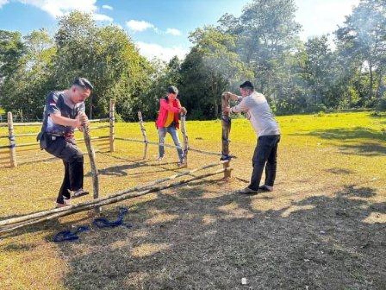 Pembongkaran arena judi sabung ayam di Desa Lemo