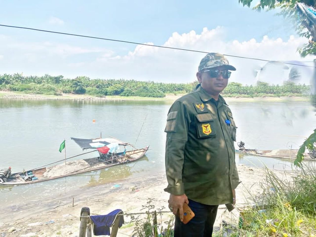 Markat Noor Hadi di lokasi tambang pasir