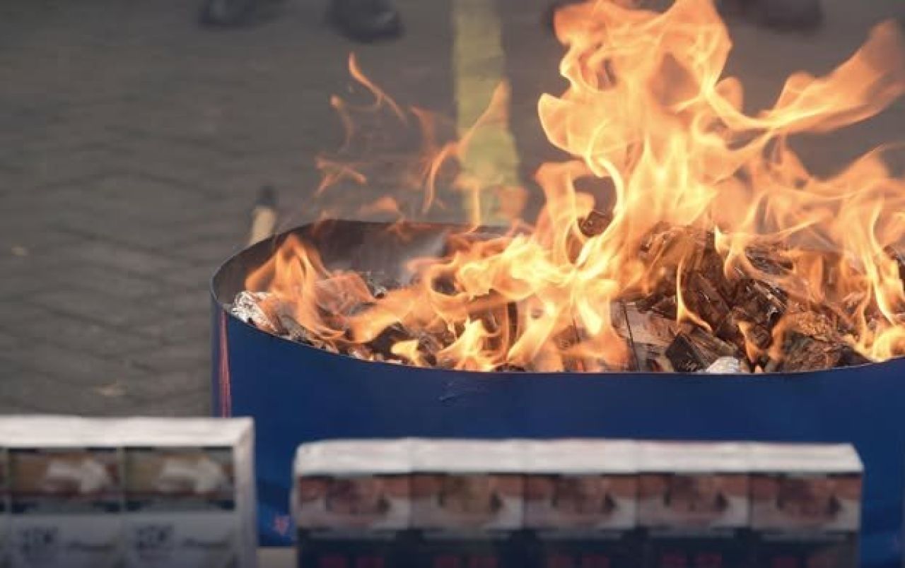 Pemusnahan rokok ilegal dengan dibakar