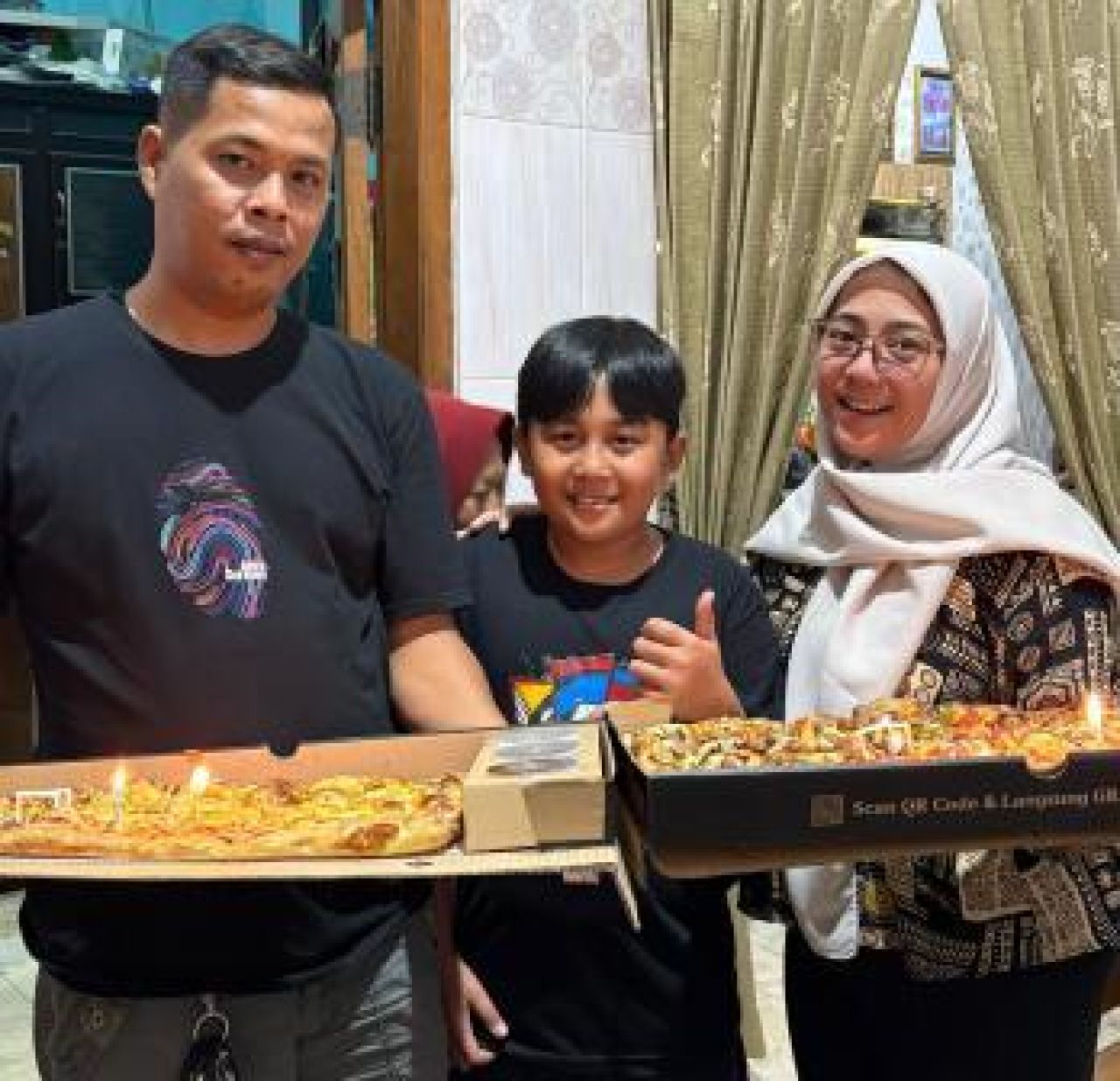 Pitriono bersama istrinya saat merayakan ulang tahun anaknya