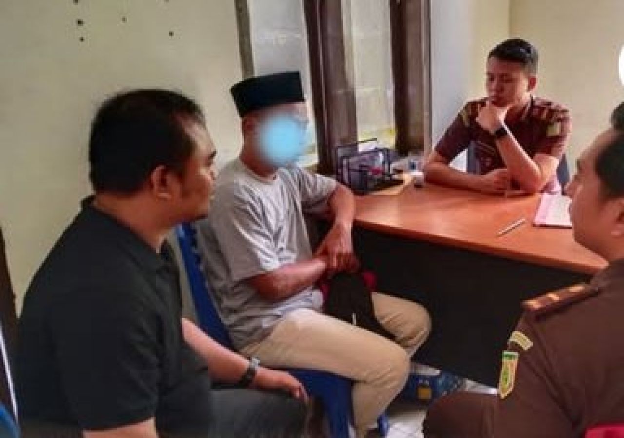 Pelimpahan tersangka kasus penipuan dan penggelapan ke Kejari Banggai Kepulauan