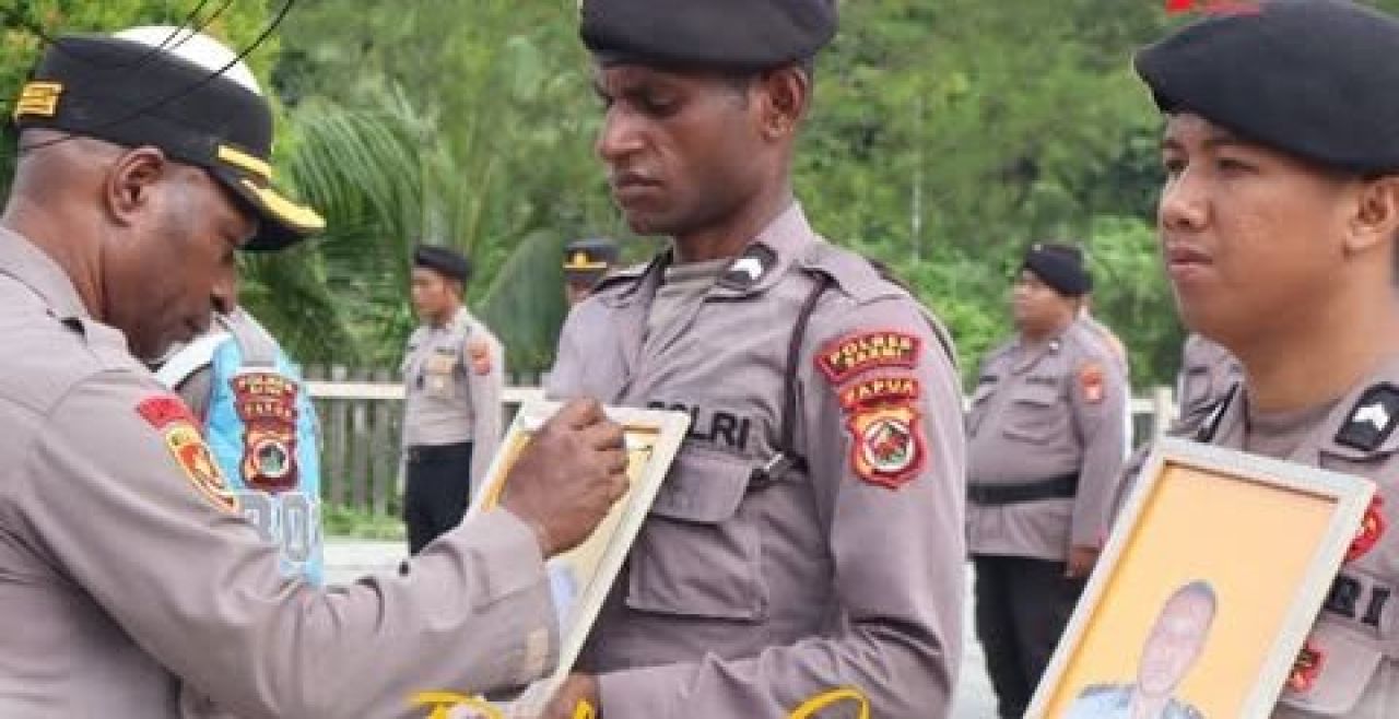 Upacara PTDH terhadap 2 anggota Polres Sarmi