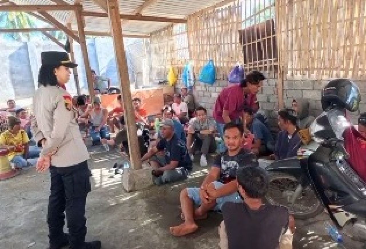 Anggota Polsek Selong memberi imbauan kepada warga di sekitarr judi sabung ayam