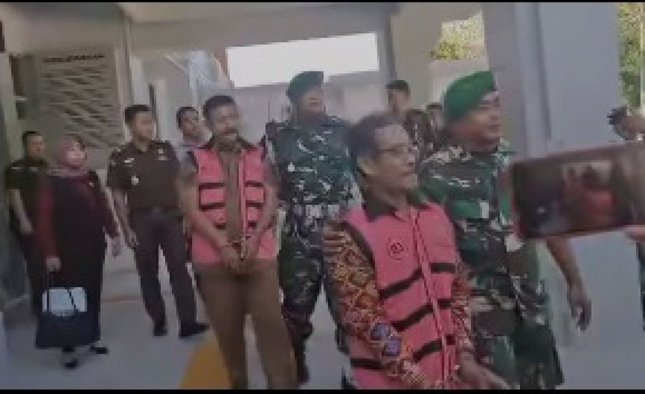 Kepala Desa Sidokelar dan Ketua BPD saat digiring ke mobil tahanan Kejari Lamongan