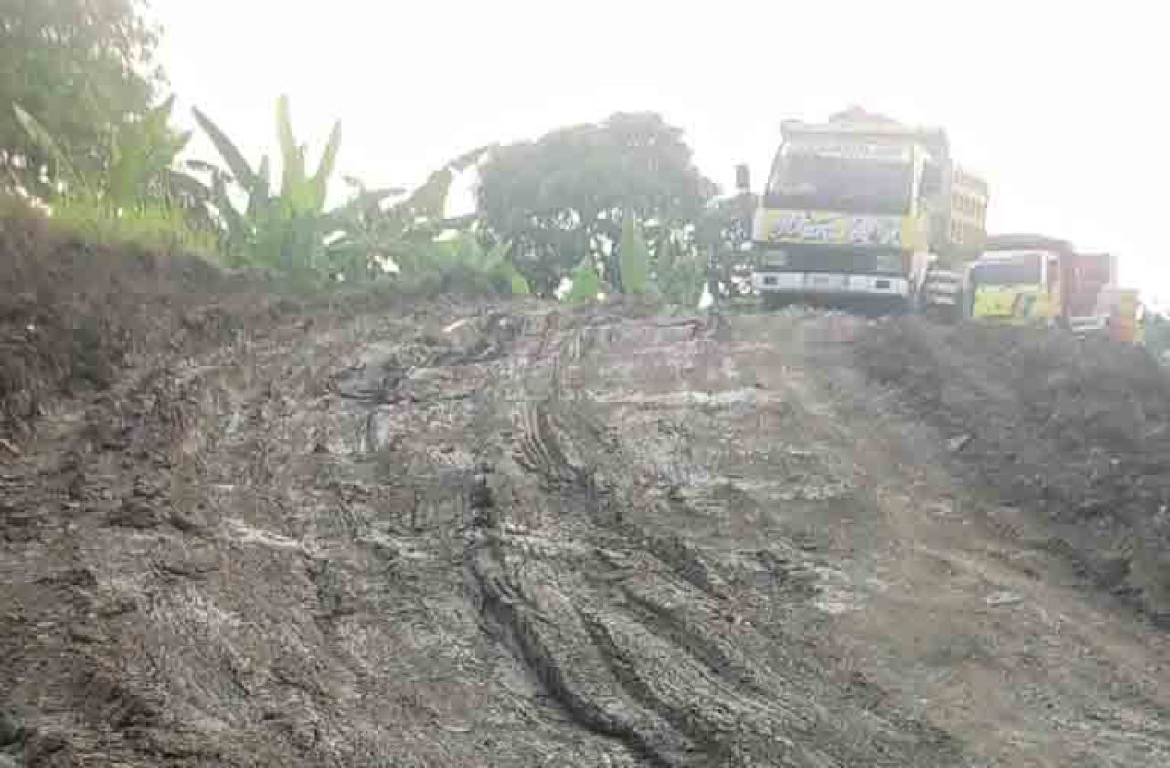 Truk sedang antri muar di lokasi tambang Galian C di Desa Melirang. (Foto : ist)