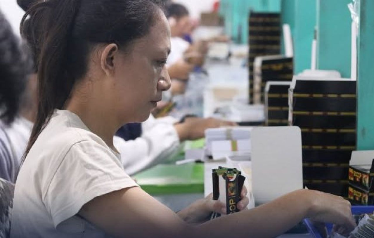 Karyawati PT Unggul Kertas Indonesia